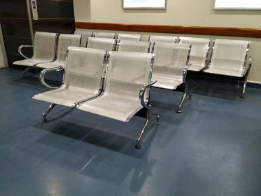 Bangalore, Karnataka / Hindistan-Ocak 03-2019: Rajajinagar 'daki Fortis Hastanesi' nin Girişi veya Karşısında Boş Çelik Sandalyelerin Kapanışı. Hastane bekleme odası boş sandalyelerle dolu.