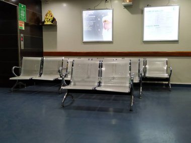 Bangalore, Karnataka / Hindistan-Ocak 03-2019: Rajajinagar 'daki Fortis Hastanesi' nin Girişi veya Karşısında Boş Çelik Sandalyelerin Kapanışı. Hastane bekleme odası boş sandalyelerle dolu.