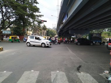 Bangalore, Karnataka / Hindistan-31 Aralık 2019: Devegowda Petrol Bunk Sinyali veya Kittur Rani Chennamma Flyover, Padmanabha Nagar araçların altında