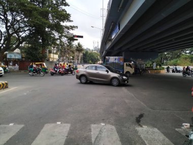 Bangalore, Karnataka / Hindistan-31 Aralık 2019: Devegowda Petrol Bunk Sinyali veya Kittur Rani Chennamma Flyover, Padmanabha Nagar araçların altında