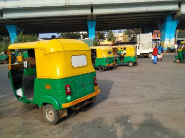 Bangalore, Karnataka / Hindistan-31 Aralık 2019: Summanahalli Köprüsü yakınlarındaki Yerel Otomobil Rickshaw ve Otobüs Durağı