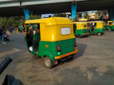Bangalore, Karnataka / Hindistan-31 Aralık 2019: Summanahalli Köprüsü yakınlarındaki Yerel Otomobil Rickshaw ve Otobüs Durağı