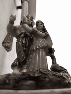 Bangalore, Karnataka / Hindistan-29 Aralık 2019: Lord Krishna ve Radha Heykeli 'nin kapatılması. Hindu Tanrıları Parçası Göster