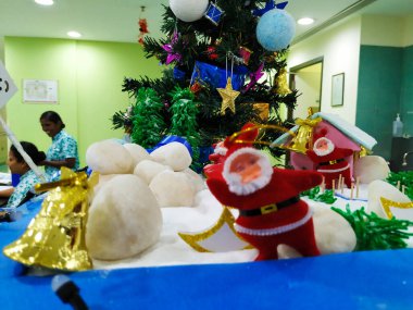 Bangalore, Karnataka / Hindistan-22 Aralık 2019: Zil, hediye kutusu ve Star ile Noel Ağacı dekorasyonunun güzel manzarası. Columbia Asya Sevk Hastanesi Resepsiyon Masası, Malleshwaram