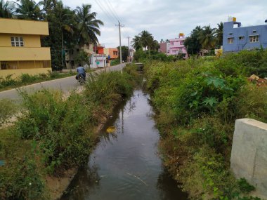 Mandya, Karnataka / Hindistan-08-2019: Kanal içinde kanalizasyon suyunun kapatılması