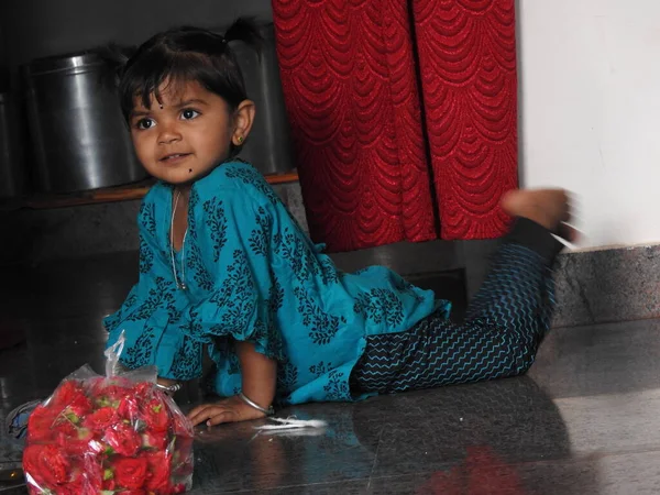 白い背景に隔離されたインドの2歳の女の子の赤ちゃんの異なるポーズの閉鎖 — ストック写真