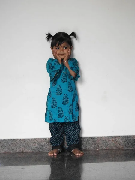 白い背景に隔離されたインドの2歳の女の子の赤ちゃんの異なるポーズの閉鎖 — ストック写真