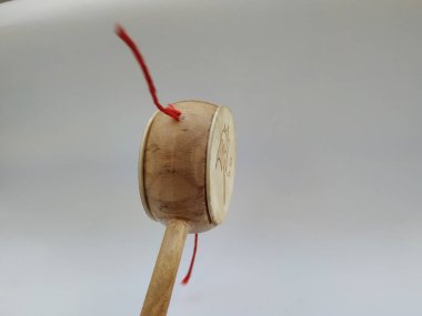 Çocuk Müzikal Oyuncakları 'nın Kapanışı Mucca Sacra Tahta Çıngıraklı Oyuncak Damru beyaz arka planda izole edildi