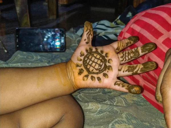 Primer Plano Del Diseño Decorativo Henna Palma Muchacha India — Foto de Stock