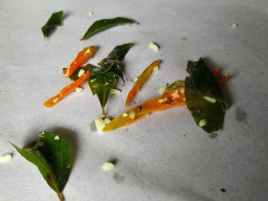 Dilimlenmiş Köri Yaprakları ve Yeşil Biber, izole edilmiş beyaz arka planda ayrılan bir limonlu pilavda kullanılır.