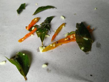 Dilimlenmiş Köri Yaprakları ve Yeşil Biber, izole edilmiş beyaz arka planda ayrılan bir limonlu pilavda kullanılır.