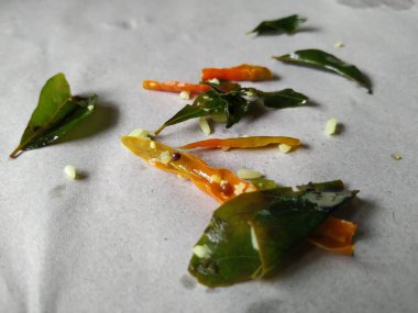 Dilimlenmiş Köri Yaprakları ve Yeşil Biber, izole edilmiş beyaz arka planda ayrılan bir limonlu pilavda kullanılır.