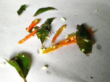 Dilimlenmiş Köri Yaprakları ve Yeşil Biber, izole edilmiş beyaz arka planda ayrılan bir limonlu pilavda kullanılır.