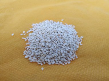 Yığınla ve bir yığın Beyaz Susam ya da Gingili Tohumları. Doku ve Arkaplan