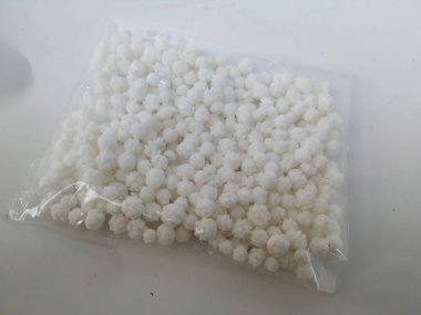 Şeffaf Plastik şeker kaplı Pongal Dağıtım Gıda için Beyaz Sert Toplar. Şeker kaplı beyaz toplar Pongal ve Sankranti festivalinde dağıtılmak üzere