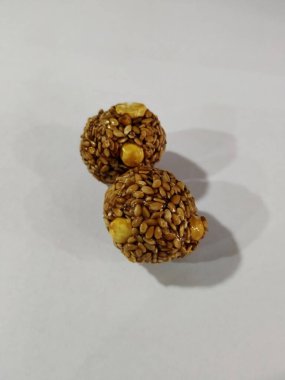 Geleneksel İki Hint Tatlı Beyaz Susam, Jaggery Balls 'ın yakın çekimi. Lezzetli desi Susam Tohumları ve Jaggery Laddu