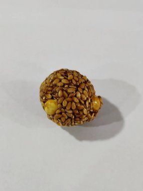 Geleneksel Hint Tatlı Beyaz Susam, Jaggery Balls 'a yakın çekim. Lezzetli desi Susam Tohumları ve Jaggery Laddu