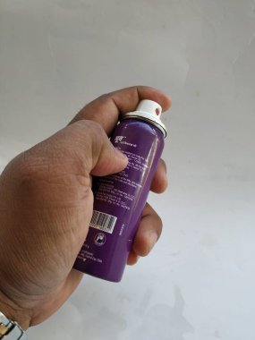 Bangalore, Karnataka / Hindistan-30 Ocak 2020: Moov 'un Fast Pain Exray 35g şişesinin yakın çekimi
