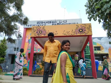 Pandavapura, Karnataka / India-09-2020: Kennalu 'daki Pandavapura Tren İstasyonunun giriş veya dış görünüşü. Pandavapura tren istasyonunun isim tahtasıyla birlikte inşaatı