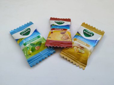 Bangalore, Karnataka / Hindistan-25 Ocak 2020: Bal, Mentol ve Ginger Flavor 2g Şeker Paketi gibi çeşitli Vicks öksürük Damlaları beyaz arka planda izole edildi