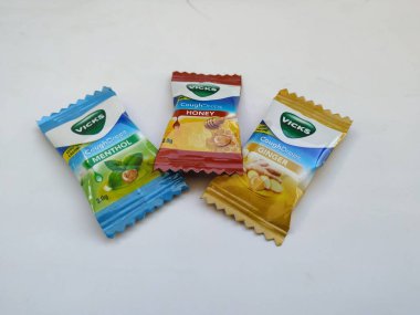 Bangalore, Karnataka / Hindistan-25 Ocak 2020: Bal, Mentol ve Ginger Flavor 2g Şeker Paketi gibi çeşitli Vicks öksürük Damlaları beyaz arka planda izole edildi