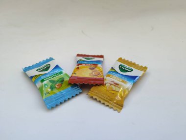 Bangalore, Karnataka / Hindistan-25 Ocak 2020: Bal, Mentol ve Ginger Flavor 2g Şeker Paketi gibi çeşitli Vicks öksürük Damlaları beyaz arka planda izole edildi