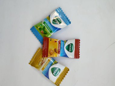 Bangalore, Karnataka / Hindistan-25 Ocak 2020: Bal, Mentol ve Ginger Flavor 2g Şeker Paketi gibi çeşitli Vicks öksürük Damlaları beyaz arka planda izole edildi