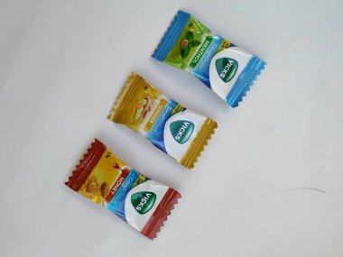 Bangalore, Karnataka / Hindistan-25 Ocak 2020: Bal, Mentol ve Ginger Flavor 2g Şeker Paketi gibi çeşitli Vicks öksürük Damlaları beyaz arka planda izole edildi