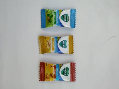 Bangalore, Karnataka / Hindistan-25 Ocak 2020: Bal, Mentol ve Ginger Flavor 2g Şeker Paketi gibi çeşitli Vicks öksürük Damlaları beyaz arka planda izole edildi