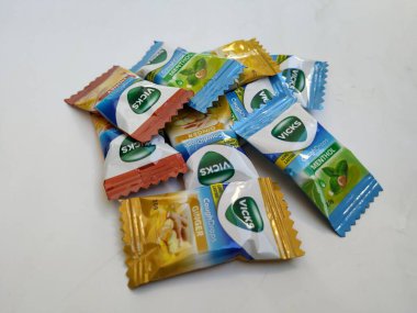 Bangalore, Karnataka / Hindistan-25 Ocak 2020: Bal, Mentol ve Ginger Flavor 2g Şeker Paketi gibi çeşitli Vicks öksürük Damlaları beyaz arka planda izole edildi