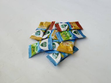 Bangalore, Karnataka / Hindistan-25 Ocak 2020: Bal, Mentol ve Ginger Flavor 2g Şeker Paketi gibi çeşitli Vicks öksürük Damlaları beyaz arka planda izole edildi