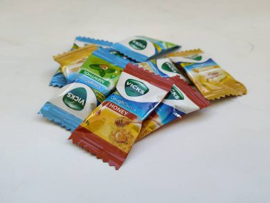 Bangalore, Karnataka / Hindistan-25 Ocak 2020: Bal, Mentol ve Ginger Flavor 2g Şeker Paketi gibi çeşitli Vicks öksürük Damlaları beyaz arka planda izole edildi