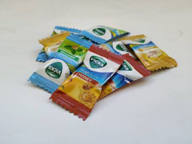Bangalore, Karnataka / Hindistan-25 Ocak 2020: Bal, Mentol ve Ginger Flavor 2g Şeker Paketi gibi çeşitli Vicks öksürük Damlaları beyaz arka planda izole edildi