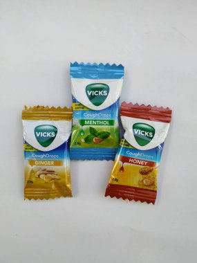 Bangalore, Karnataka / Hindistan-25 Ocak 2020: Farklı türde Vicks öksürük damlaları Bal, Mentollü ve Ginger Flavor 2g Şeker Paketi beyaz arkaplanda izole edildi