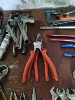 Bangalore, Karnataka / Hindistan-08-2020: İngiliz anahtarı, Blare 'yi kesmek gibi araçları olan Indian Local Two Wheeler Tamirhanic Shop' a yakın çekim.,