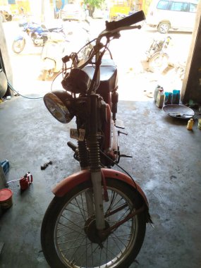 Bangalore, Karnataka / Hindistan-08-2020: Eski ve Tozlu Maroon 'un ya da Kırmızı Renkli Ağır Görev TV' nin Kapanışı