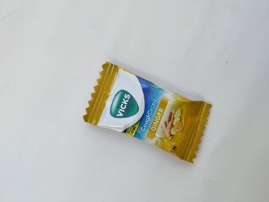 Bangalore, Karnataka / Hindistan-25 Ocak 20202: Vicks Ginger öksürük Damlalarının Önü ve Arka Görünümü 2.0g Şeker Paketi beyaz arkaplanda izole edildi