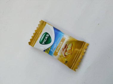 Bangalore, Karnataka / Hindistan-25 Ocak 20202: Vicks Ginger öksürük Damlalarının Önü ve Arka Görünümü 2.0g Şeker Paketi beyaz arkaplanda izole edildi