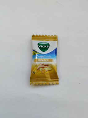 Bangalore, Karnataka / Hindistan-25 Ocak 20202: Vicks Ginger öksürük Damlalarının Önü ve Arka Görünümü 2.0g Şeker Paketi beyaz arkaplanda izole edildi