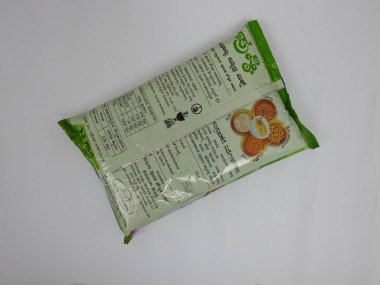 Bangalore, Karnataka / Hindistan-07 Temmuz 2020: Karnatakas Valisi, DWCD Departmanı, bir Anganwadi 'de Yoksul Bebek ve Genç Çocuğu Besleyen Besleyici Gıda adlı Pushti' yi paketledi.