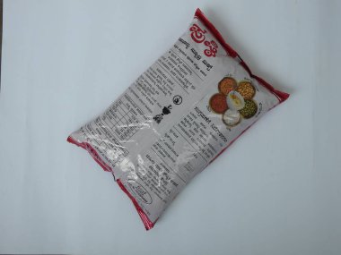 Bangalore, Karnataka / Hindistan-07 Temmuz 2020: Karnatakas Valisi, DWCD Departmanı, bir Anganwadi 'de Yoksul Bebek ve Genç Çocuğu Besleyen Besleyici Gıda adlı Pushti' yi paketledi.