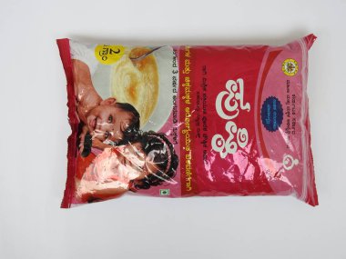 Bangalore, Karnataka / Hindistan-07 Temmuz 2020: Karnatakas Valisi, DWCD Departmanı, bir Anganwadi 'de Yoksul Bebek ve Genç Çocuğu Besleyen Besleyici Gıda adlı Pushti' yi paketledi.