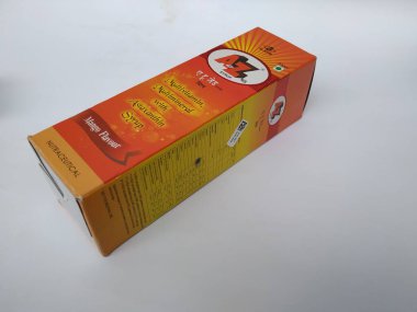 Bangalore, Karnataka / Hindistan-18 Temmuz 2020: A 'dan Z' ye Yakın Çekim Multivitamin ve Mineral Mango Lezzeti 200 ML Şişe Paketi Beyaz Arkaplan 'da izole edildi.