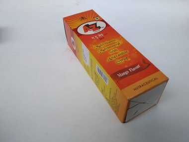 Bangalore, Karnataka / Hindistan-18 Temmuz 2020: A 'dan Z' ye Yakın Çekim Multivitamin ve Mineral Mango Lezzeti 200 ML Şişe Paketi Beyaz Arkaplan 'da izole edildi.