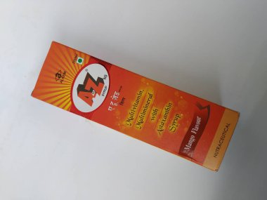 Bangalore, Karnataka / Hindistan-18 Temmuz 2020: A 'dan Z' ye Yakın Çekim Multivitamin ve Mineral Mango Lezzeti 200 ML Şişe Paketi Beyaz Arkaplan 'da izole edildi.