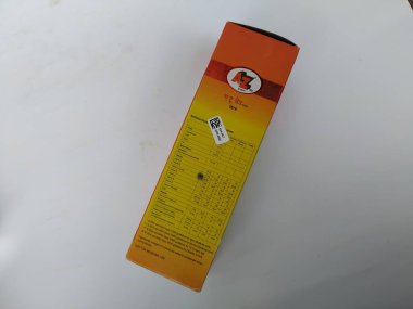 Bangalore, Karnataka / Hindistan-18 Temmuz 2020: A 'dan Z' ye Yakın Çekim Multivitamin ve Mineral Mango Lezzeti 200 ML Şişe Paketi Beyaz Arkaplan 'da izole edildi.