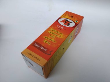 Bangalore, Karnataka / Hindistan-18 Temmuz 2020: A 'dan Z' ye Yakın Çekim Multivitamin ve Mineral Mango Lezzeti 200 ML Şişe Paketi Beyaz Arkaplan 'da izole edildi.