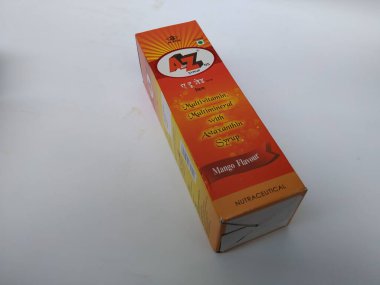 Bangalore, Karnataka / Hindistan-18 Temmuz 2020: A 'dan Z' ye Yakın Çekim Multivitamin ve Mineral Mango Lezzeti 200 ML Şişe Paketi Beyaz Arkaplan 'da izole edildi.