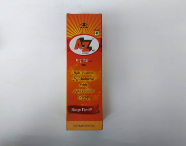 Bangalore, Karnataka / Hindistan-18 Temmuz 2020: A 'dan Z' ye Yakın Çekim Multivitamin ve Mineral Mango Lezzeti 200 ML Şişe Paketi Beyaz Arkaplan 'da izole edildi.