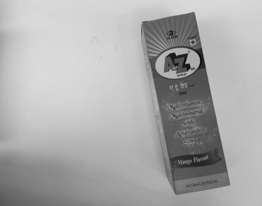Bangalore, Karnataka / Hindistan-18 Temmuz 2020: A 'dan Z' ye Yakın Çekim Multivitamin ve Mineral Mango Lezzeti 200 ML Şişe Paketi Beyaz Arkaplan 'da izole edildi.